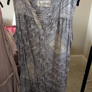 Aventura Gray Geometric Sleeveless Blouse